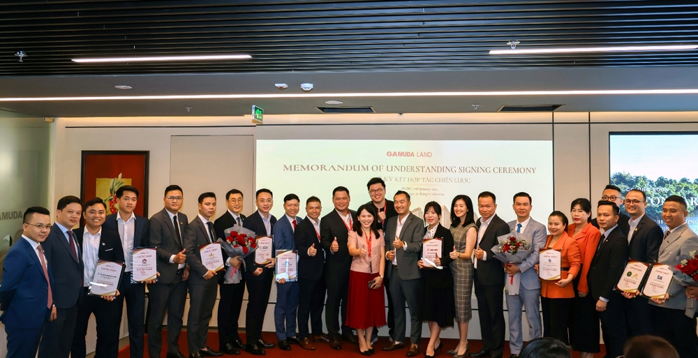 Đại diện Gamuda Land và các đại lý phân phối F1